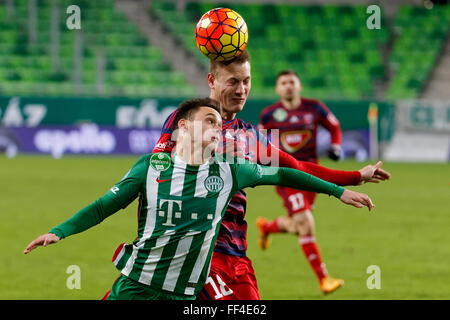 Budapest, Ungheria. Il 10 febbraio, 2016. Aria da battaglia tra Andras Rado del Ferencvaros (l) e Adam Lang del Videoton durante Ferencvaros - Videoton Coppa ungherese trimestre finale di partita di calcio a Groupama Arena. Credito: Laszlo Szirtesi/Alamy Live News Foto Stock