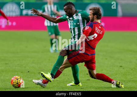 Budapest, Ungheria. Il 10 febbraio, 2016. Roland Lamah del Ferencvaros (l) viene affrontato da Andras Fejes del Videoton durante Ferencvaros - Videoton Coppa ungherese trimestre finale di partita di calcio a Groupama Arena. Credito: Laszlo Szirtesi/Alamy Live News Foto Stock