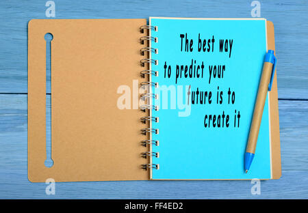 Il modo migliore per predire il futuro è crearlo scritto su notebook Foto Stock