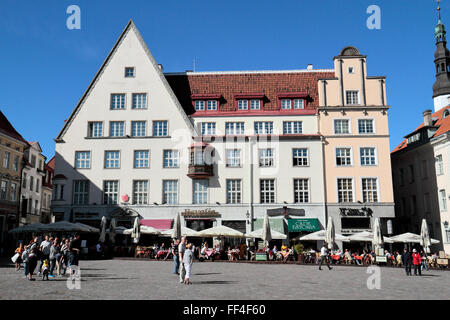 La storica e bella piazza del Municipio (Raekoja plats) a Tallinn in Estonia. Foto Stock