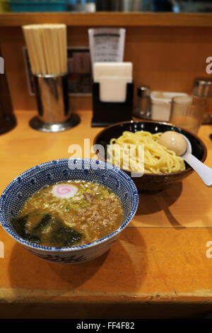 A che serve di tsukemen (immersione ramen noodle) al ristorante Rokurinsha, Tokyo Ramen Street, Tokyo Foto Stock