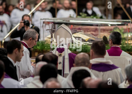 Città del Vaticano il Vaticano. 10 Febbraio, 2016. Papa San Francesco sorge nella parte anteriore delle reliquie di San Pio come egli arriva a condurre il mercoledì delle ceneri la messa nella Basilica di San Pietro in Vaticano. Il Mercoledì delle Ceneri segna l inizio della Quaresima, una solenne periodo di quaranta giorni di preghiera e di abnegazione che conduce fino a Pasqua. Credito: Giuseppe Ciccia/Pacific Press/Alamy Live News Foto Stock