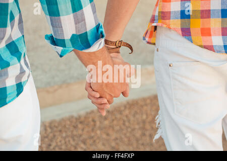 Due fidanzati in abiti estivi tenendo le mani Foto Stock