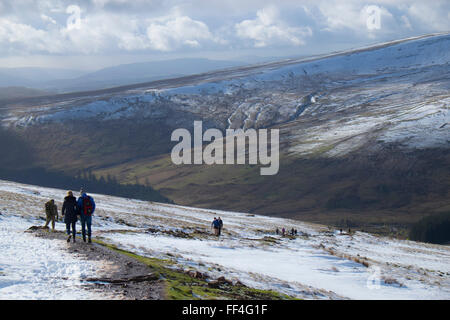Walkers sul sentiero che conduce alla vetta del Pen y Fan in inverno la neve, il Parco Nazionale di Brecon Beacons, Powys, South Wales, Regno Unito Foto Stock