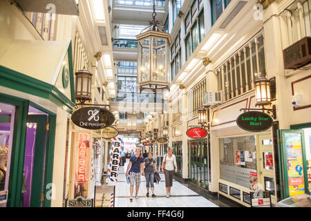 Womens fashion boutique in arcade off Queen Street,Auckland, Nuova Zelanda Foto Stock