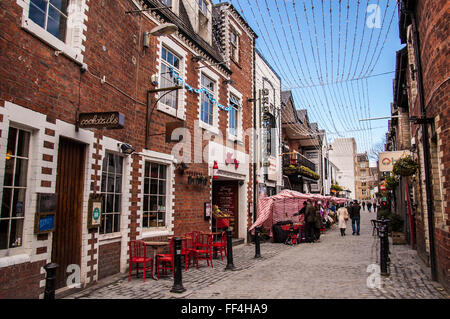 Vista di Ashton Lane, una strada di ciottoli nel West End di Glasgow piena di ristorante e caffè Foto Stock