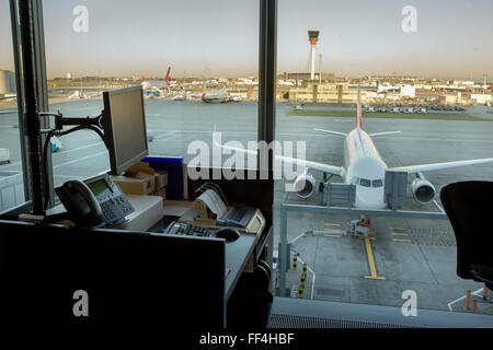 In aereo all'Aeroporto di Londra Heathrow Foto Stock