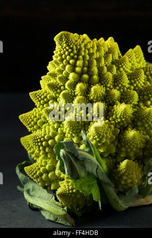 Materie organiche verde Romanesco pronto per cucinare Foto Stock