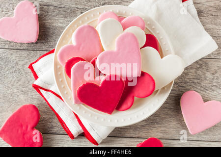 A forma di cuore il giorno di San Valentino biscotti di zucchero pronto a mangiare Foto Stock