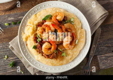 In casa di gamberetti e di grits con carne di maiale e il Cheddar Foto Stock