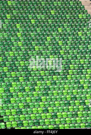 Colore verde posti nella fila in uno stadio di calcio Foto Stock