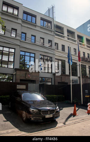 Auto di lusso parcheggiata di fronte all'Ambasciata della Repubblica ceca Foto Stock