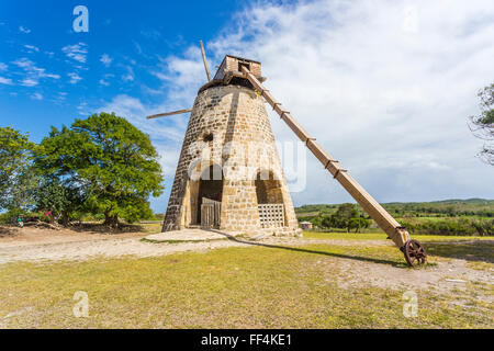 Il mulino a vento restaurato a Betty's speranza, un ex piantagione di zucchero, ora un museo a cielo aperto, Antigua Antigua e Barbuda, Antille Foto Stock