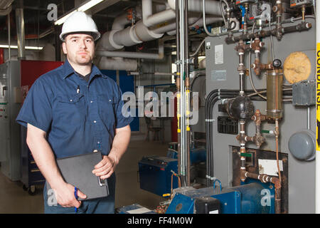 Repairman da parte di un tecnico o di un ispettore che controlla il sistema. Foto Stock