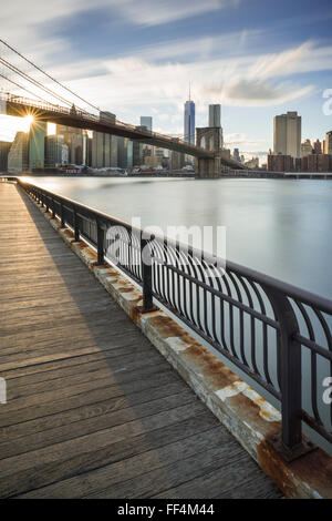 Guardando verso la parte inferiore di Manhattan e Brooklyn Bridge in tutta l'East River da Brooklyn, New York, New York, Stati Uniti d'America Foto Stock