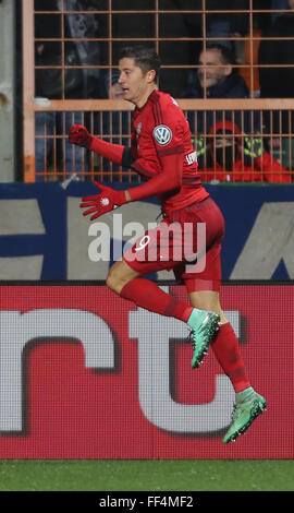 Calcio, calcio tedesco Coppa, lo scorso 8 Febbraio 11, 2016, Bochum VfL Bochum vs FC Bayern Muenchen: Robert Lewandowski (Muenchen) celebra dopo il punteggio. Credito: Juergen schwarz/Alamy Live News Foto Stock