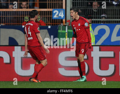 Calcio, calcio tedesco Coppa, lo scorso 8 Febbraio 11, 2016, Bochum VfL Bochum vs FC Bayern Muenchen: Robert Lewandowski (Muenchen, R) celebra dopo incisione con Xabi Alonso. Credito: Juergen schwarz/Alamy Live News Foto Stock