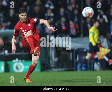 Calcio, calcio tedesco Coppa, lo scorso 8 Febbraio 11, 2016, Bochum VfL Bochum vs FC Bayern Muenchen: Xabi Alonso (Muenchen) dà dei calci alla sfera Credito: Juergen schwarz/Alamy Live News Foto Stock