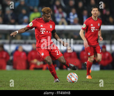 Calcio, calcio tedesco Coppa, lo scorso 8 Febbraio 11, 2016, Bochum VfL Bochum vs FC Bayern Muenchen: David Alaba (Muenchen) controlla la sfera, destro è Xabi Alonso. Credito: Juergen schwarz/Alamy Live News Foto Stock