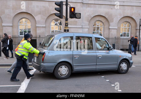 Londra, UK, 10 febbraio 2016, un taxi si rompe durante la protesta e viene spinto verso il lato della strada da parte della polizia. Circa 8000 cabs bloccato la strada da Trafalgar Square, Whitehall e Westminster Bridge come una protesta contro la app Uber e TFL emissione di mini-cab licenze. Credito: JOHNNY ARMSTEAD/Alamy Live News Foto Stock