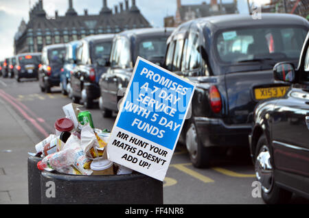 Londra, UK, 10 febbraio 2016, Taxi la protesta nello stesso giorno della Junior sciopero medico sul Westminster Bridge al di fuori di St Thomas Hospital. Circa 8000 cabs bloccato la strada da Trafalgar Square, Whitehall e Westminster Bridge come una protesta contro la app Uber e TFL emissione di mini-cab licenze. Credito: JOHNNY ARMSTEAD/Alamy Live News Foto Stock