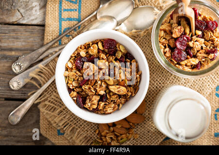 Muesli fatti in casa con il latte per la prima colazione Foto Stock