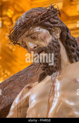 CORDOBA, Spagna - 26 Maggio 2015: il capo di Cristo discendente dalla croce statua in monastero chiesa di st.Ann e st.Joseph Foto Stock