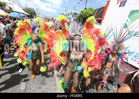 Porto di Spagna, Trinidad. Il 9 febbraio, 2016. I membri della band "indulgere nella dolce vita" presentato da Yuma, eseguire durante la sfilata delle bande su Ariapita Avenue come parte di Trinidad e Tobago Carnevale a Febbraio 09, 2016 a Porto Spagna, Trinidad. Credito: SEAN I draghetti/Alamy Live News Foto Stock