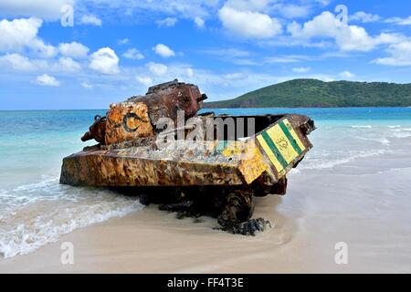 Il vecchio serbatoio militare abbandonato sulla spiaggia di flamenco di Culebra Island, Puerto Rico, STATI UNITI D'AMERICA Foto Stock