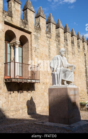 CORDOBA, Spagna - maggio 25,2015: la statua di arabo medioevale filosofo Averroè da Pablo Yusti Conejo (1967) e le mura della città Foto Stock