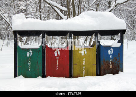 Mosca, Russia. Xvii gen, 2016. Contenitori per rifiuti detenute in vari colori istituito dal governo locale a Losiny Ostrov National Park, noto anche come Isola di alci, a Mosca, in Russia, 17 gennaio 2016. Foto: EVA STEINLEIN/dpa/Alamy Live News Foto Stock