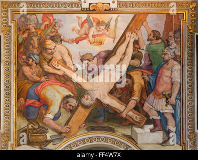 Roma, Italia - 26 Marzo 2015: La Crocifissione di st. Pietro affresco di G. B. Ricci da 16. cento. nella chiesa di Santa Maria Foto Stock