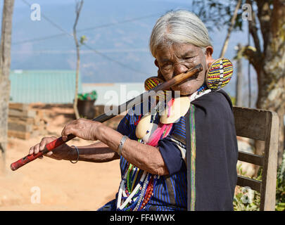 Yaw Shen, un Magan mento della donna con la faccia di tatuaggi, riproduce il naso tradizionale flauto, Foto Stock