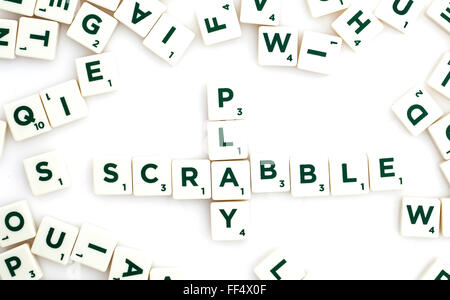 Scrabble gioco di parole su sfondo bianco Foto Stock