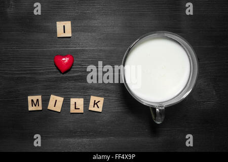 Mi piace il concetto di latte nero su sfondo di legno Foto Stock