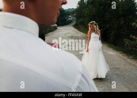 Sposa sposo conduce sulla strada Foto Stock