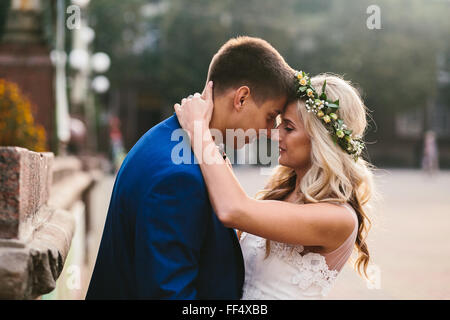 Sposo sposa tiene nelle sue braccia Foto Stock