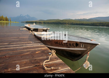 Luce della Sera oltre il Parco Nazionale di Jasper è il Lago Maligne e di imbarcazioni disponibili per il noleggio presso il centro storico di Phillips Ricci Boathouse. Foto Stock