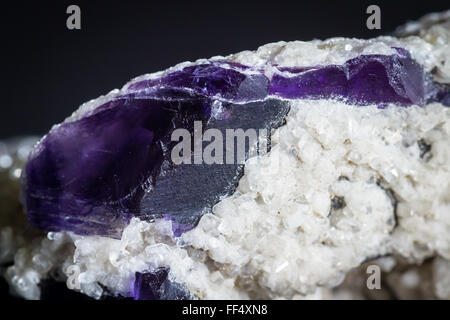 In prossimità di un bellissimo pezzo di cristallo con il viola scuro e giallo chiaro con sezioni Foto Stock