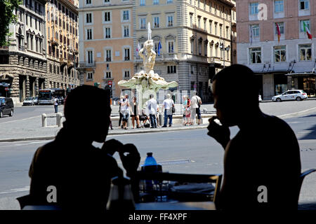 Paio di mangiare il pranzo che si affaccia su Piazza Barberini a Roma Foto Stock