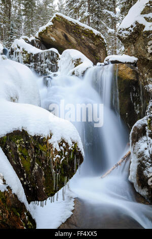 Cascata nella neve, cascate ghiacciate, innevate acqua fredda del nord fiume, natura russo Foto Stock