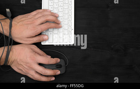Le mani di uomo addicted a computer, internet slave e fanatico del concetto Foto Stock