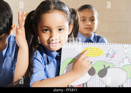 2 persone solo 2 persone Asia Asian asiatici Classroom Scene Scene in Aula i Colori i colori dell'immagine Immagine femmine comunicanti Foto Stock