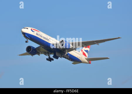 British Airways Boeing 777-200 ER G-VIIM atterraggio all'Aeroporto Heathrow di Londra, Regno Unito Foto Stock