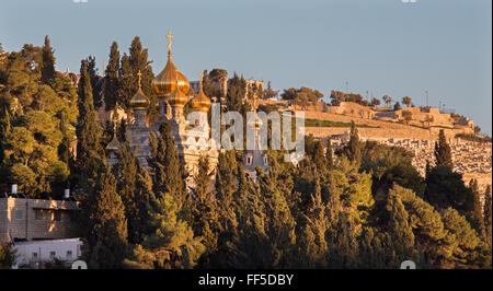 Gerusalemme - La chiesa ortodossa russa di hl. Maria di Magdala sul Monte degli Ulivi e il cimitero nella luce del tramonto. Foto Stock