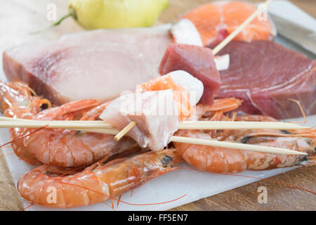 Preparazione di tonno e salmone spiedini di gamberi con calamari e pesce spada Foto Stock