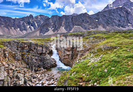La cascata nel canyon . Mountain tundra della Siberia orientale Foto Stock