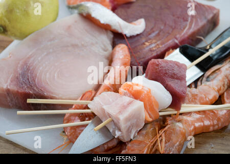 Tonno e Salmone spiedini di gamberi con calamari e pesce spada Foto Stock