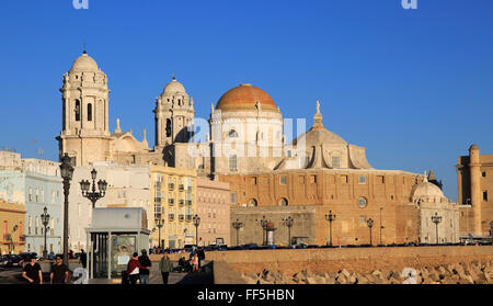 Chiesa cattedrale edifici visto dal fronte mare, Cadiz, Spagna Foto Stock