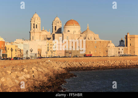 Chiesa cattedrale edifici visto dal fronte mare, Cadiz, Spagna Foto Stock